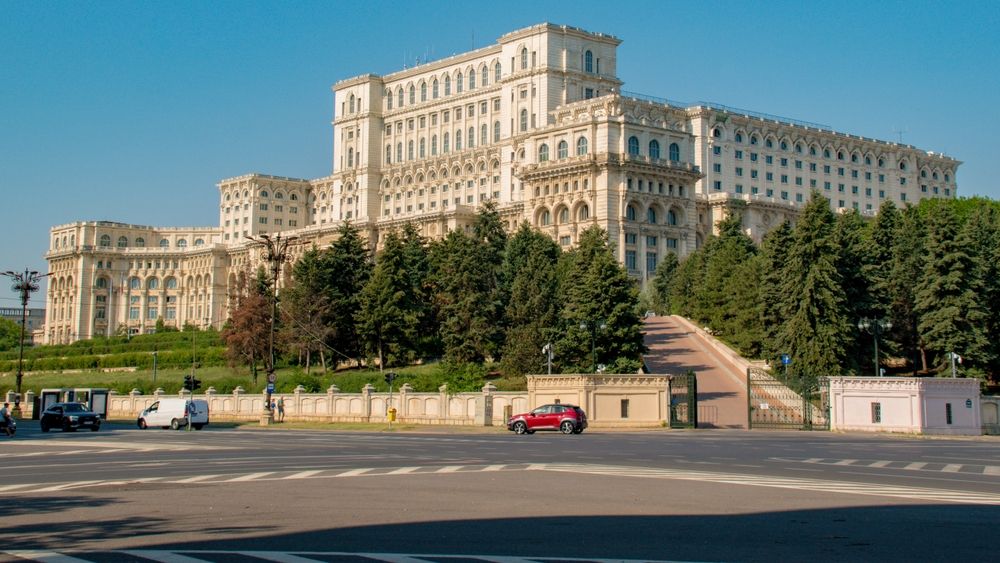 O femeie a încercat să intre în Palatul Parlamentului cu 6 cuțite