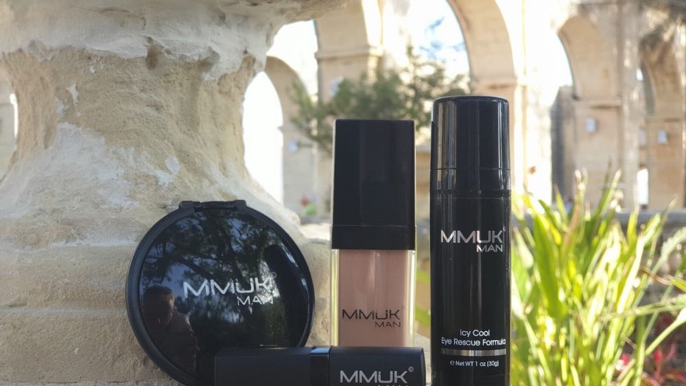 Business cu rujuri si cosmetice pentru barbati de 55.000 euro: romanii aloca 300 de lei pentru make-up