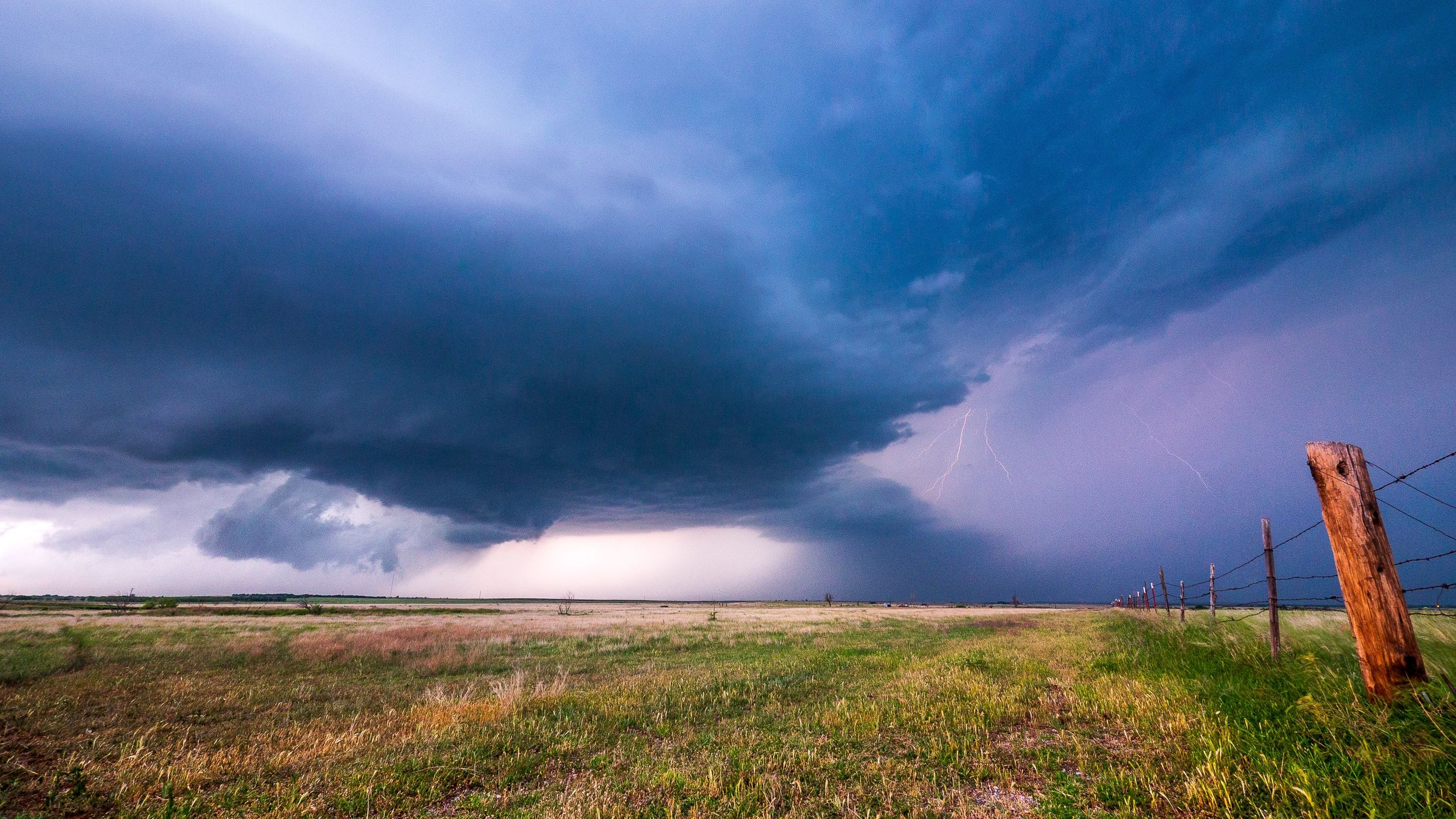 Cod portocaliu de averse torenţiale în nouă judeţe, până duminică seara