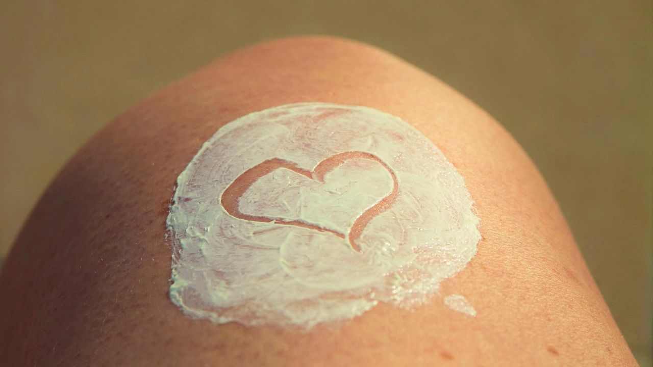 Românii au cheltuit 62 mil.lei pe dermatocosmetice. În topul vânzărilor se află şi două branduri româneşti, Farmec şi Ivatherm