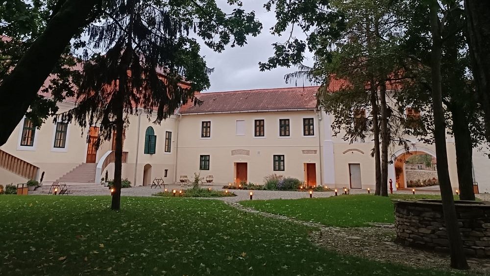 GALERIE FOTO: Magia unui castel ascuns din inima Transilvaniei. Castelul Ugron a fost uitat de lume deși are o istorie de aproape 600 de ani