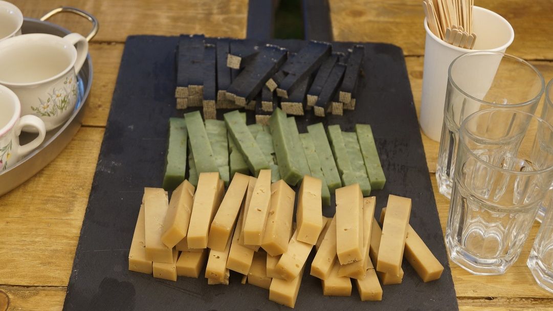 Brânza cu cărbune, vin sau nuci: povestea afacerii din spatele delicateselor făcute într-un sătuc transilvănean