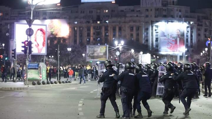 Jandarmeria Română: Protestatarii au devenit violenți, 12 jandarmi au fost răniți