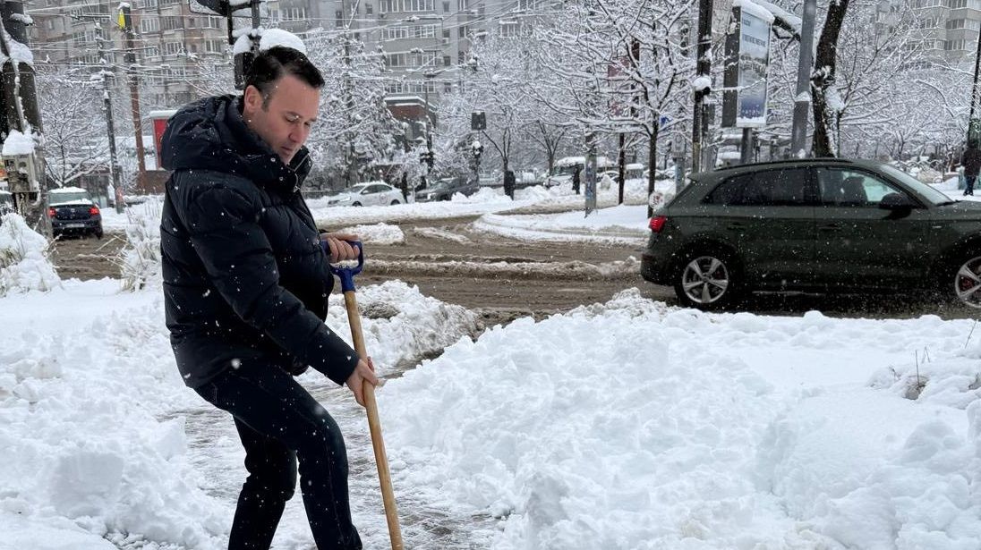 Negoiță a ieșit să curețe zăpada. Primăria lui Ciucu îi laudă pe bucureștenii care au ieșit să o îndepărteze: ”Bravo lor”