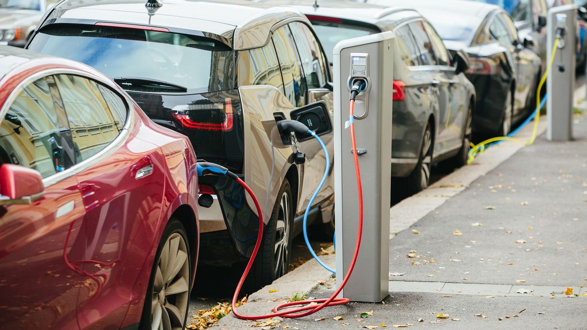 Studiu: România va ajunge la 25.000 de mașini electrice în acest an - Dacia Spring în topul preferințelor