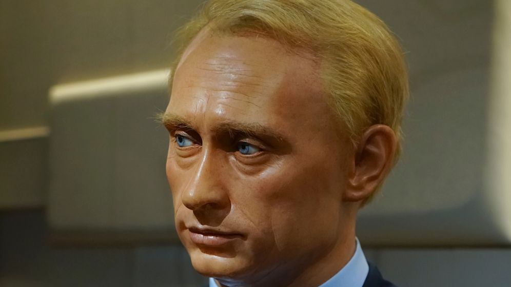 [VIDEO] Francezii au dat jos statuia de ceară a lui Vladimir Putin