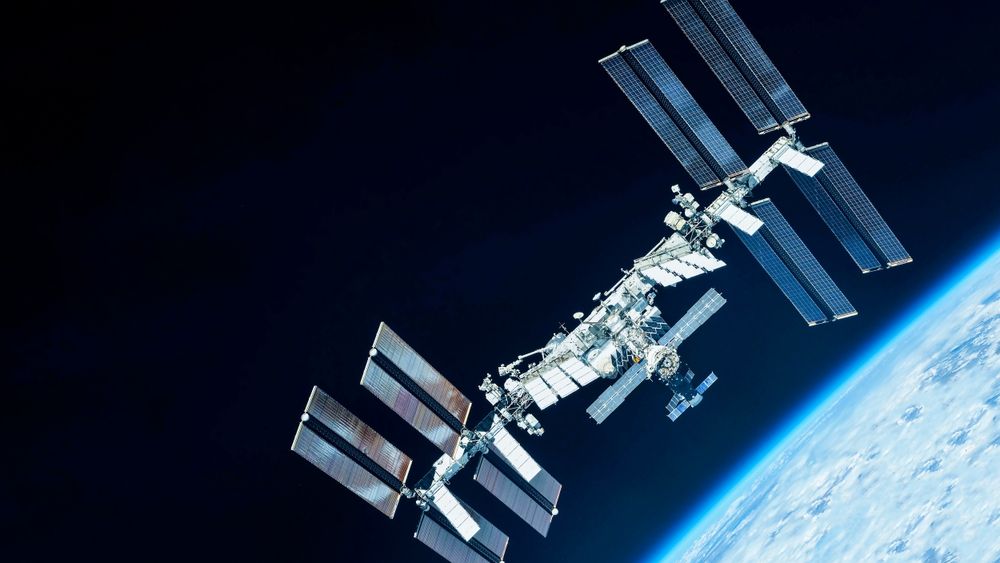 Japonezii au trimis în spațiu un satelit din lemn. Cum este transportat în siguranță