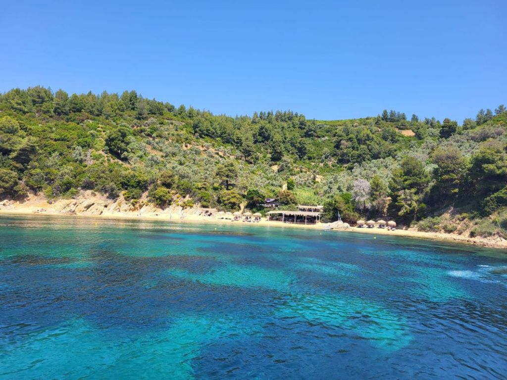 Skiathos, micuța insulă din Marea Egee cu păduri de pin, plaje premiate și povești medievale - Imagine 1