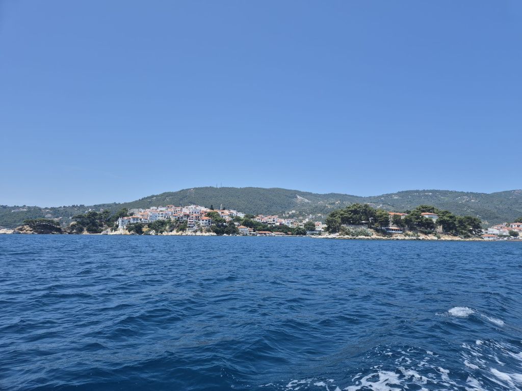 Cât costă o vacanță în Skiathos în 2025: insula cu apă turcoaz, gyros, pisici și muzica Abba - Imagine 3