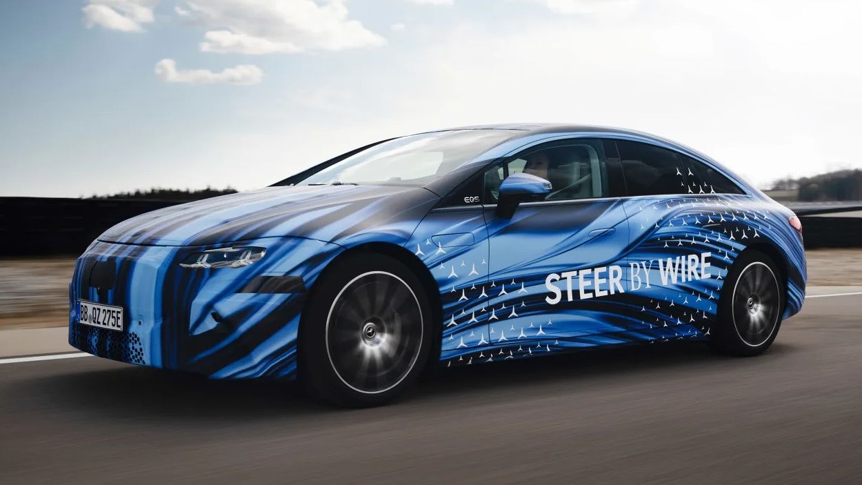 Mercedes-Benz va folosi o manșă „de la Tesla” după ce elimină legătura dintre roți și volan
