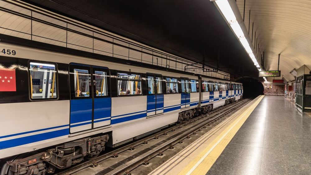 Metroul, noua ”firmă de curierat”. Planul guvernului spaniol de a reduce poluarea și aglomerația din trafic
