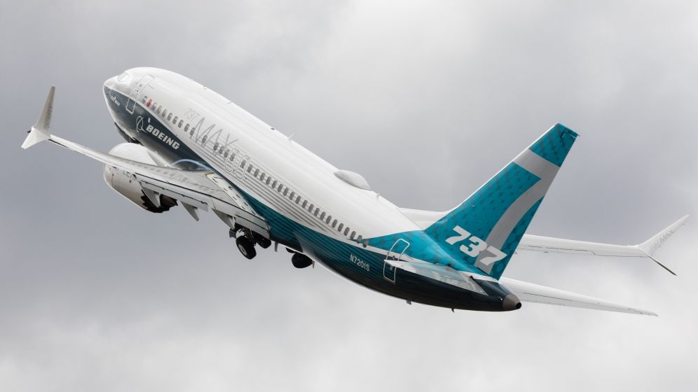 Boeing reia într-un ritm redus producţia avionului 737 MAX şi anunţă concedieri masive