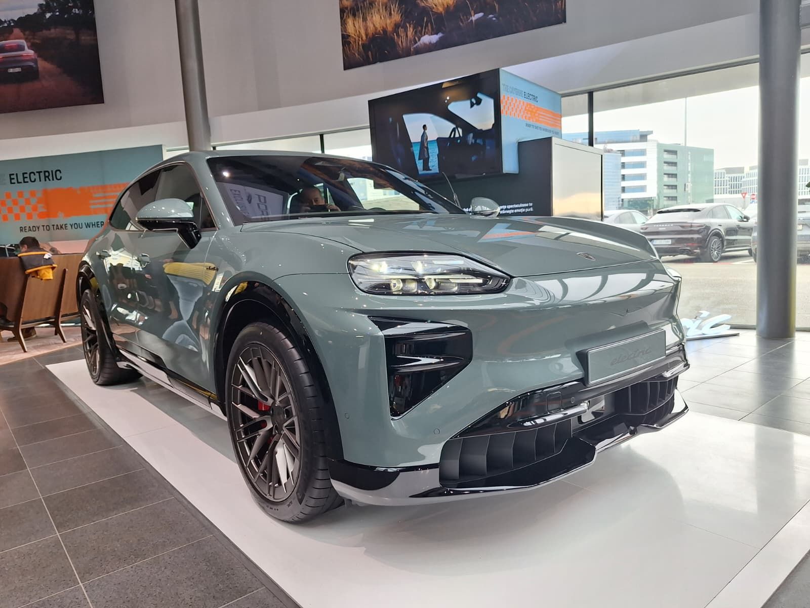 FOTO | Noul Porsche Cayenne Turbo Electric a ajuns la București. Ce secrete ascunde cel mai puternic Porsche din istorie - Poza 4
