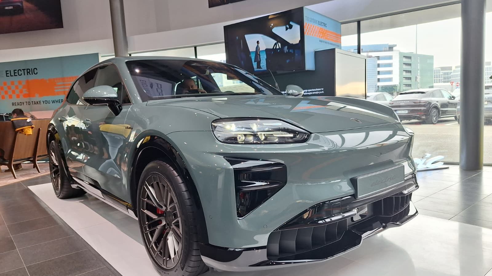 FOTO | Noul Porsche Cayenne Turbo Electric a ajuns la București. Ce secrete ascunde cel mai puternic Porsche din istorie