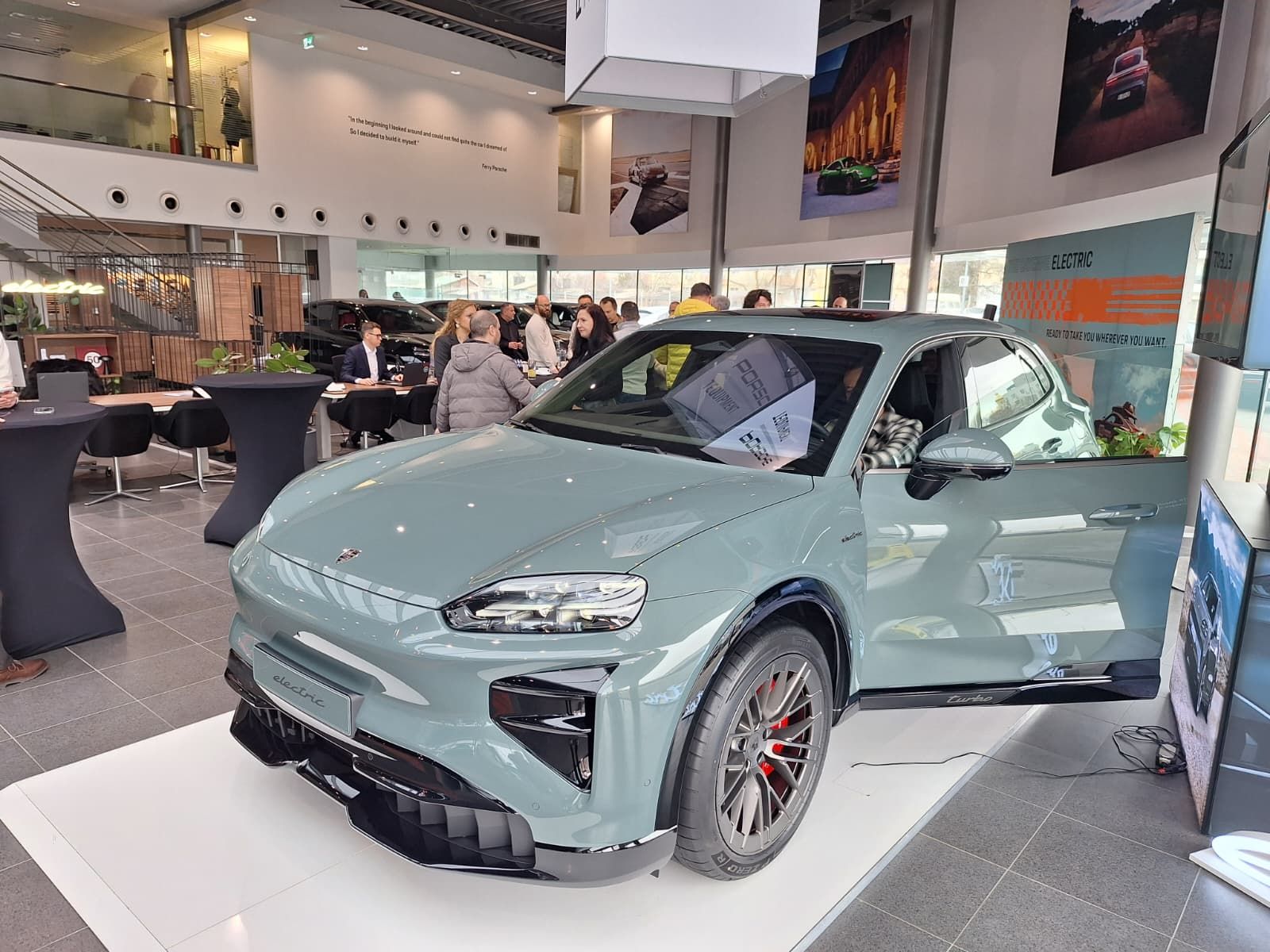 FOTO | Noul Porsche Cayenne Turbo Electric a ajuns la București. Ce secrete ascunde cel mai puternic Porsche din istorie - Poza 3