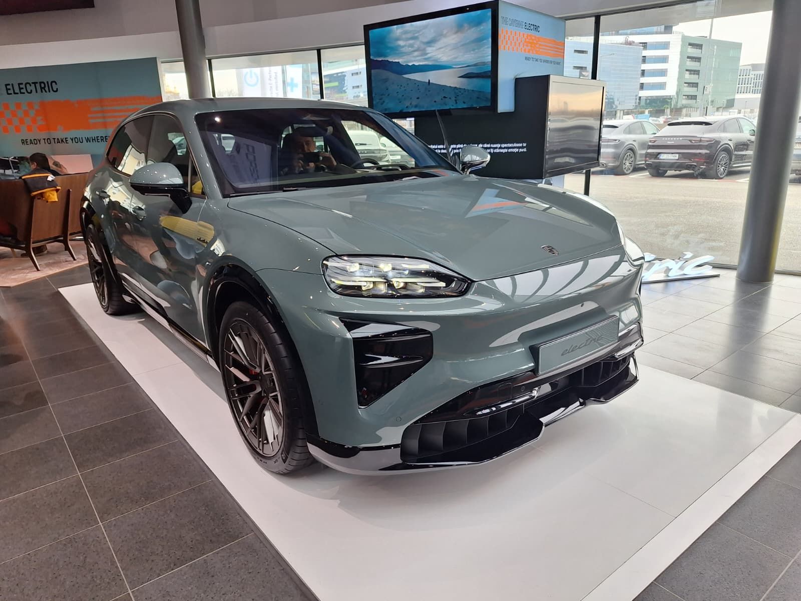 FOTO | Noul Porsche Cayenne Turbo Electric a ajuns la București. Ce secrete ascunde cel mai puternic Porsche din istorie - Poza 1
