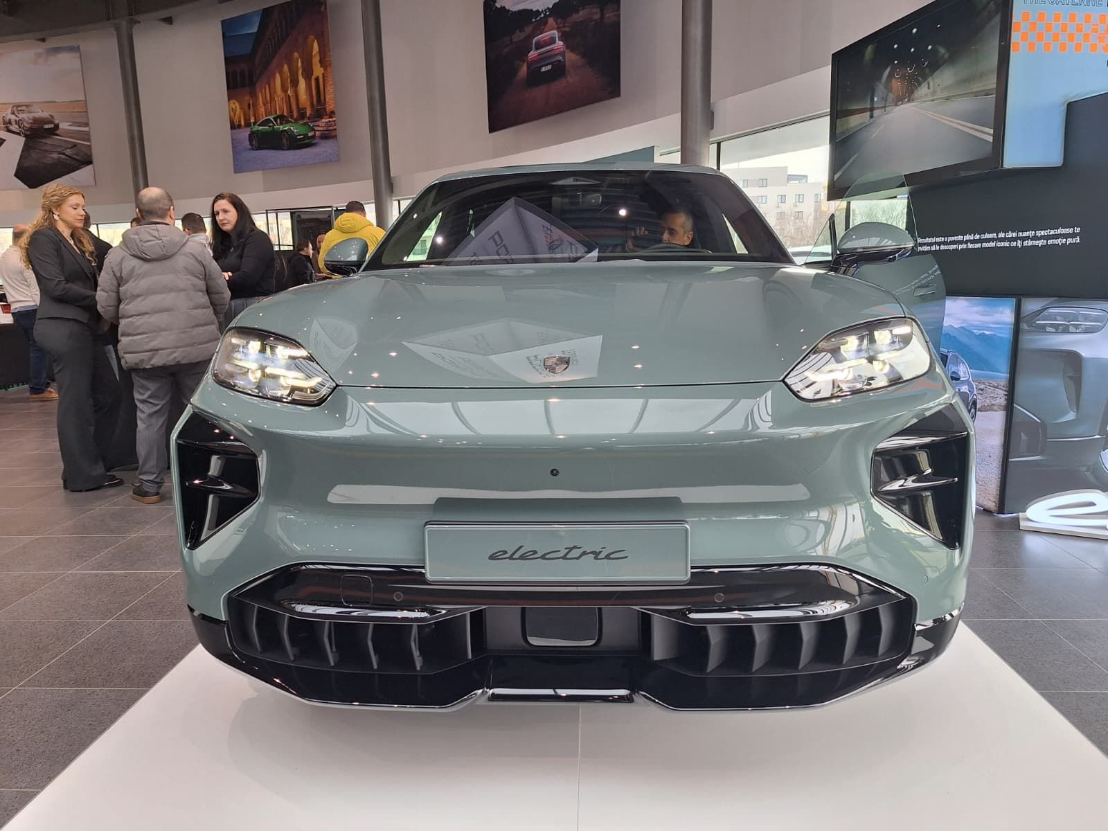 FOTO | Noul Porsche Cayenne Turbo Electric a ajuns la București. Ce secrete ascunde cel mai puternic Porsche din istorie - Poza 2