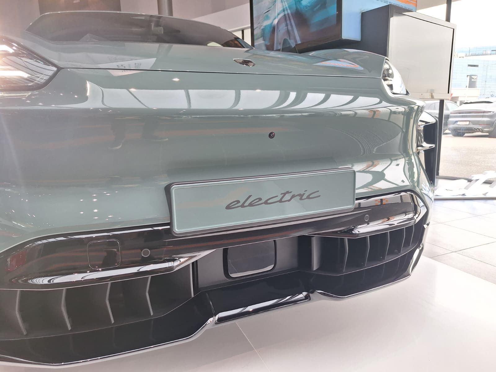 FOTO | Noul Porsche Cayenne Turbo Electric a ajuns la București. Ce secrete ascunde cel mai puternic Porsche din istorie - Poza 8