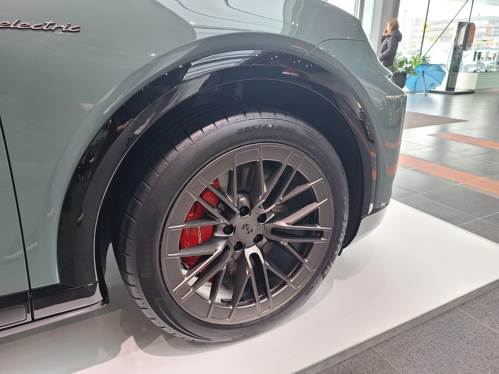 FOTO | Noul Porsche Cayenne Turbo Electric a ajuns la București. Ce secrete ascunde cel mai puternic Porsche din istorie - Poza 9