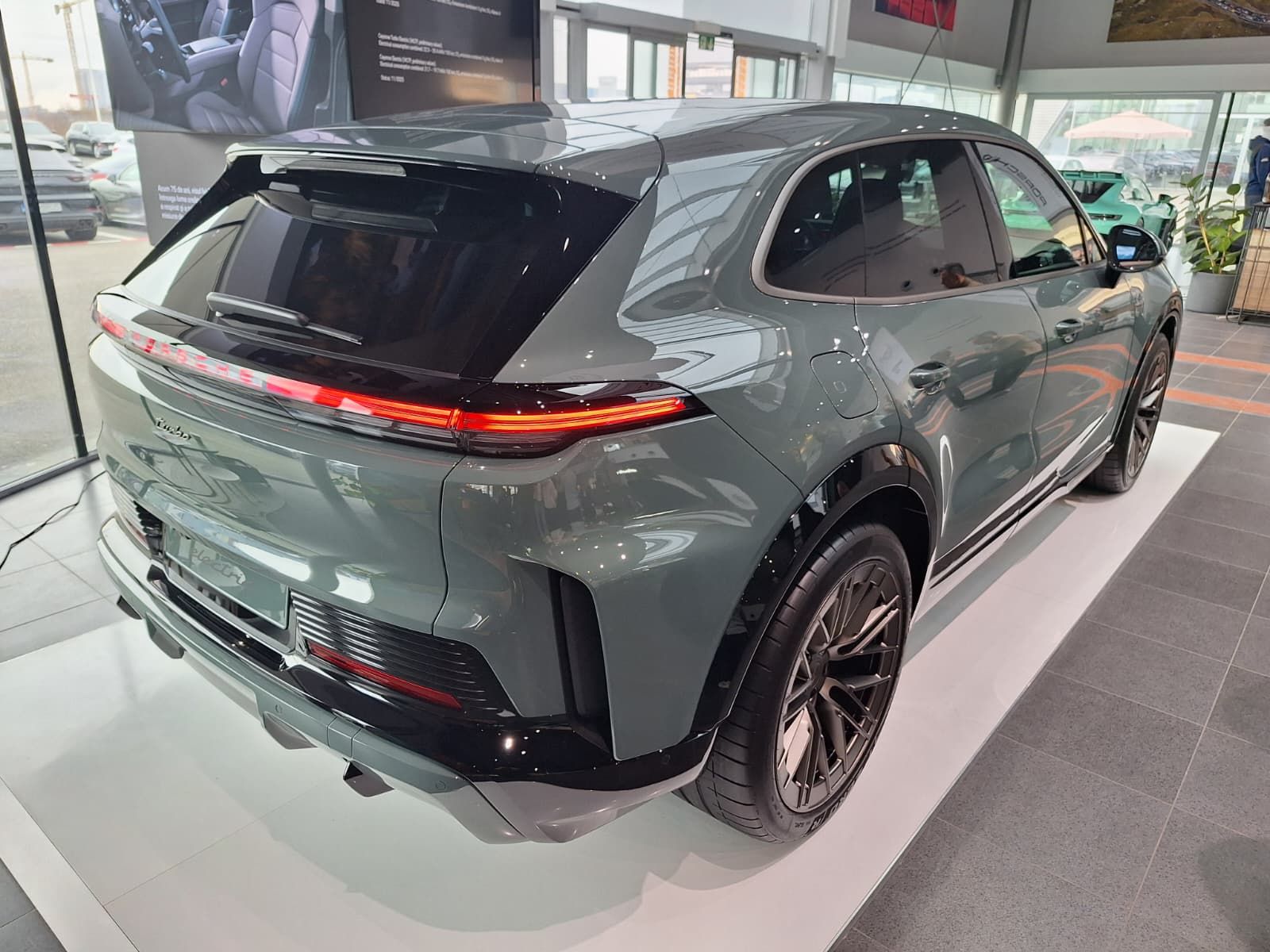 FOTO | Noul Porsche Cayenne Turbo Electric a ajuns la București. Ce secrete ascunde cel mai puternic Porsche din istorie - Poza 18
