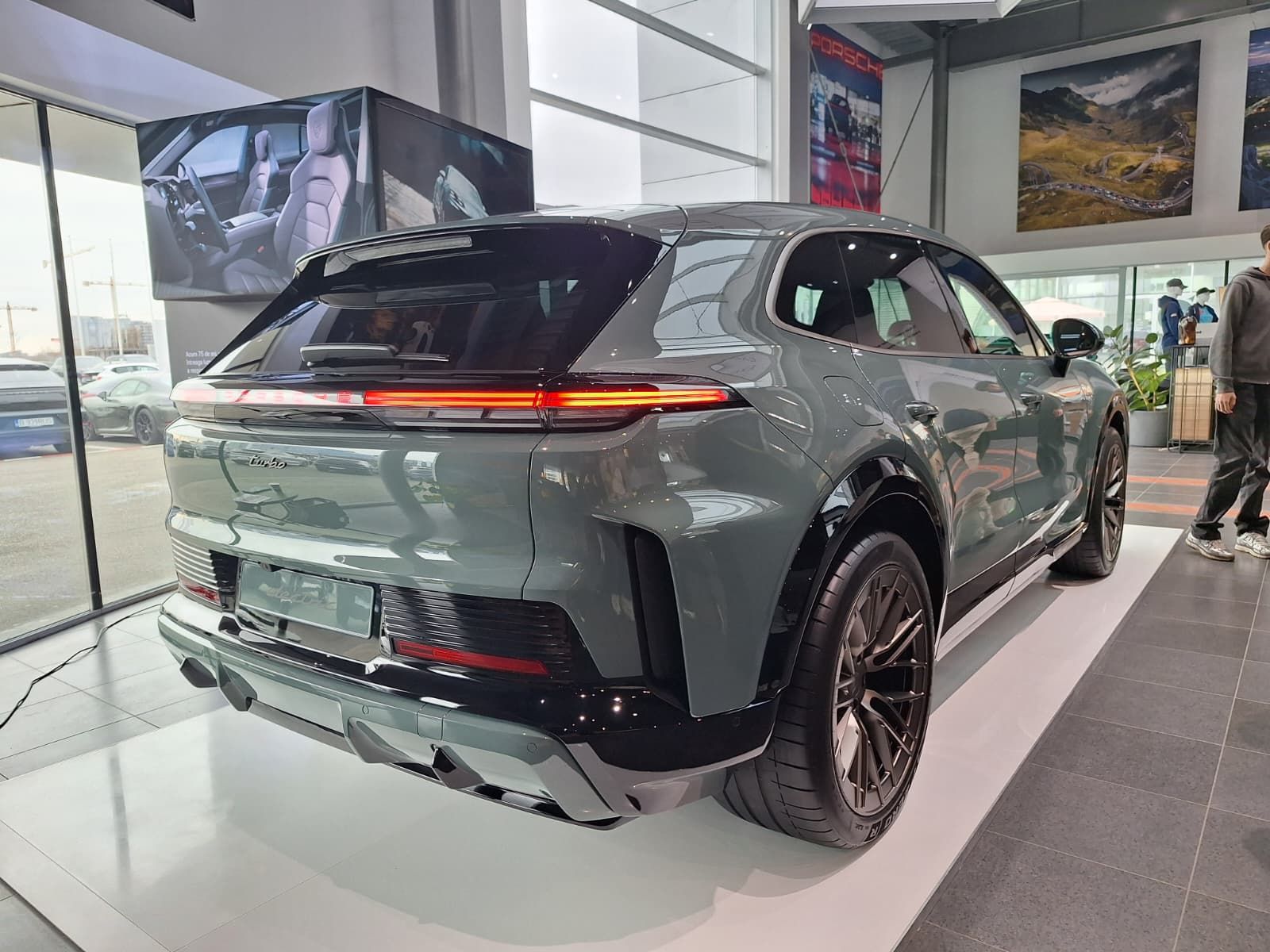 FOTO | Noul Porsche Cayenne Turbo Electric a ajuns la București. Ce secrete ascunde cel mai puternic Porsche din istorie - Poza 12