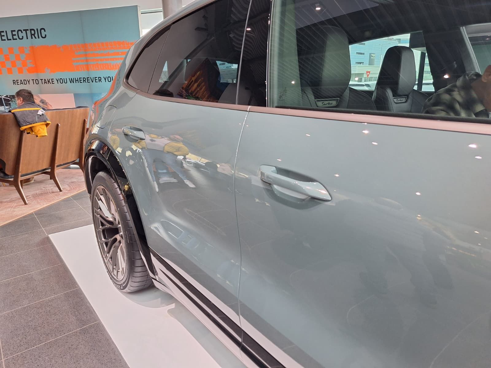 FOTO | Noul Porsche Cayenne Turbo Electric a ajuns la București. Ce secrete ascunde cel mai puternic Porsche din istorie - Poza 10