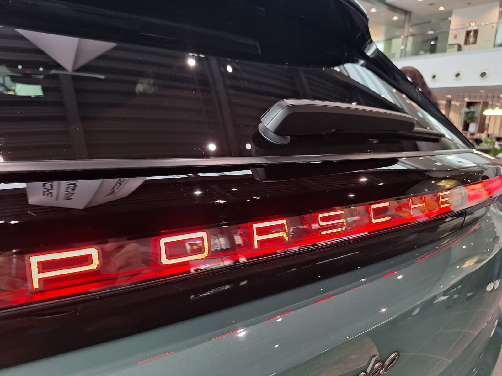 FOTO | Noul Porsche Cayenne Turbo Electric a ajuns la București. Ce secrete ascunde cel mai puternic Porsche din istorie - Poza 17
