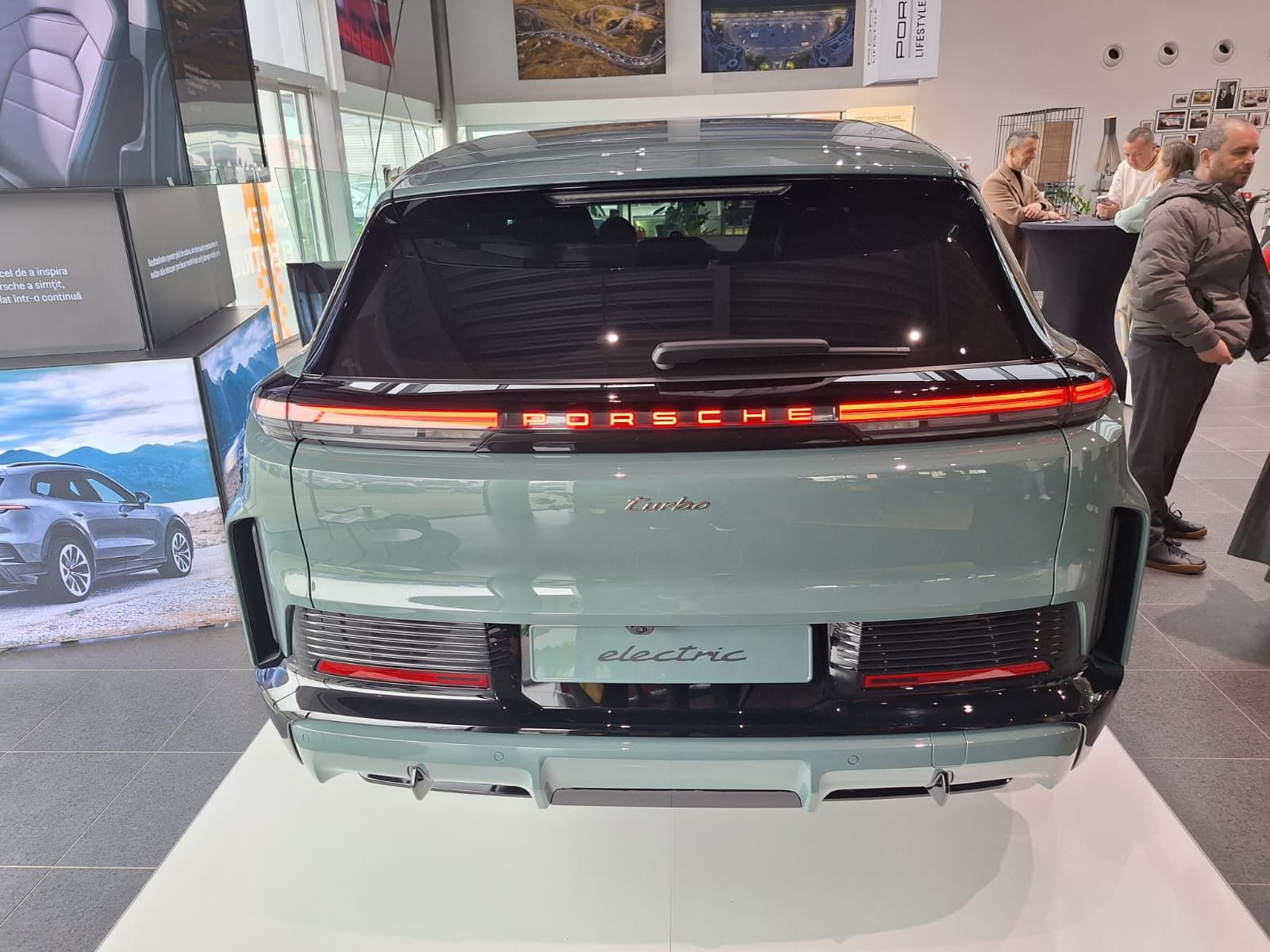FOTO | Noul Porsche Cayenne Turbo Electric a ajuns la București. Ce secrete ascunde cel mai puternic Porsche din istorie - Poza 13