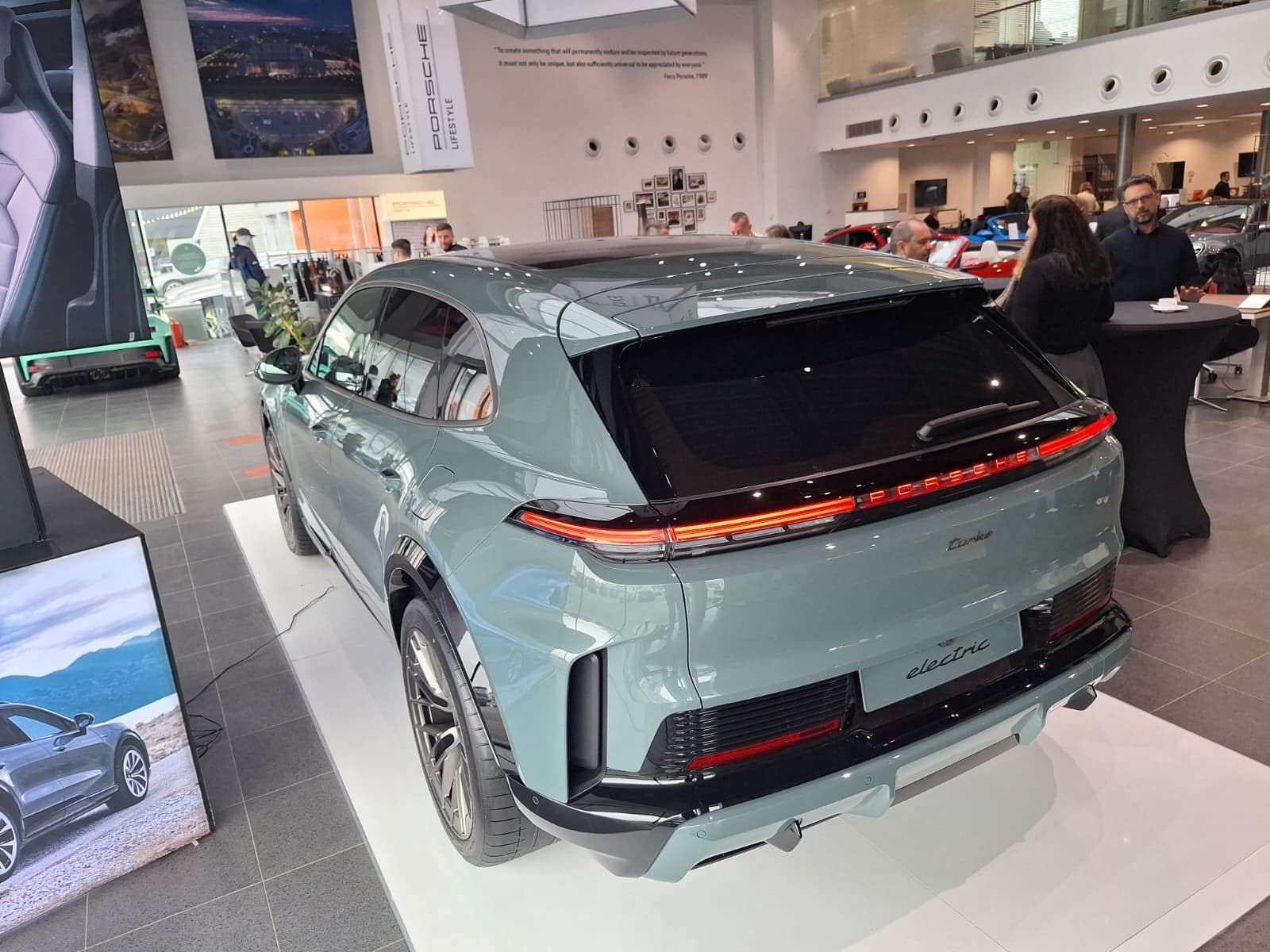 FOTO | Noul Porsche Cayenne Turbo Electric a ajuns la București. Ce secrete ascunde cel mai puternic Porsche din istorie - Poza 11
