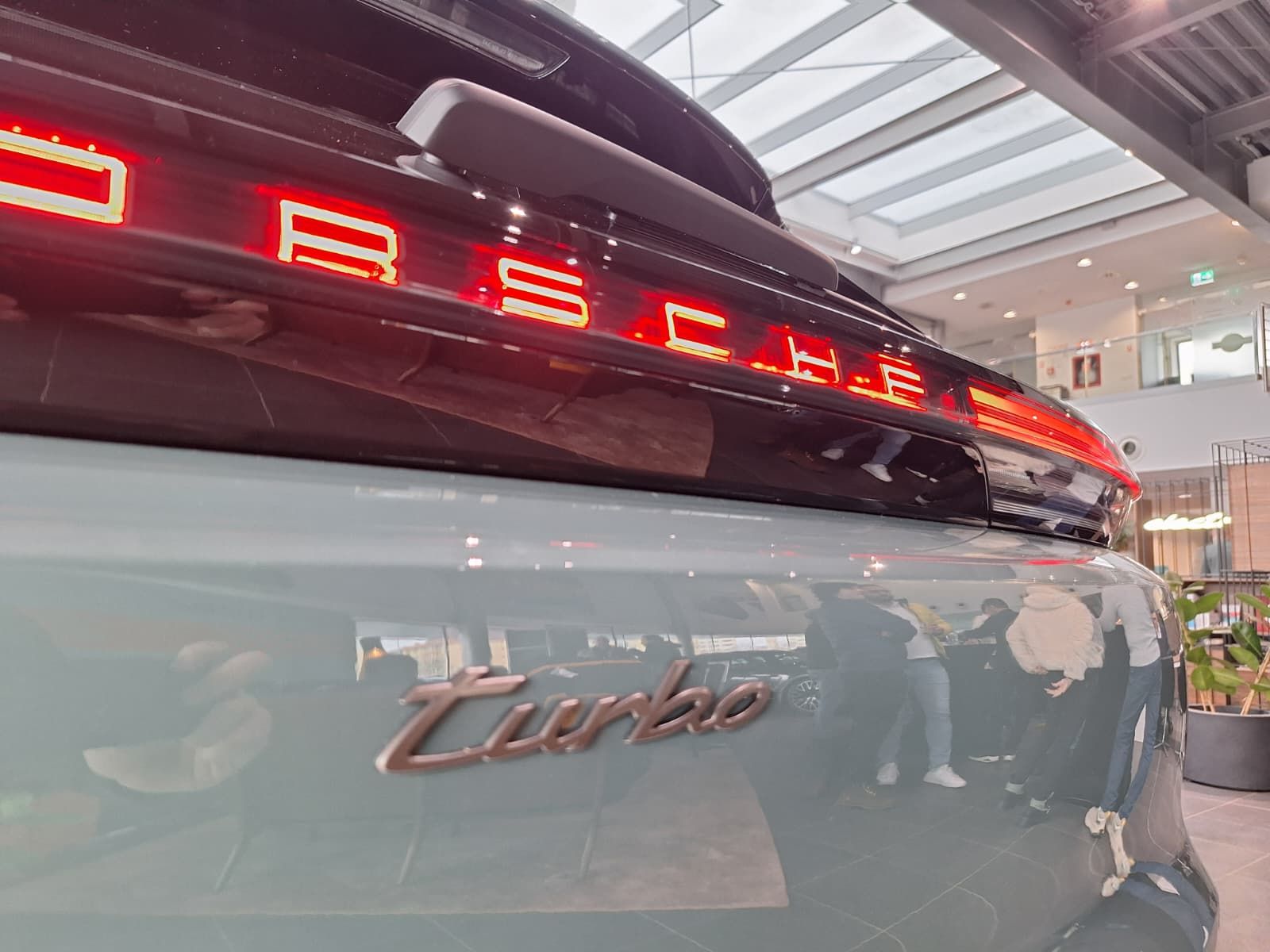 FOTO | Noul Porsche Cayenne Turbo Electric a ajuns la București. Ce secrete ascunde cel mai puternic Porsche din istorie - Poza 15