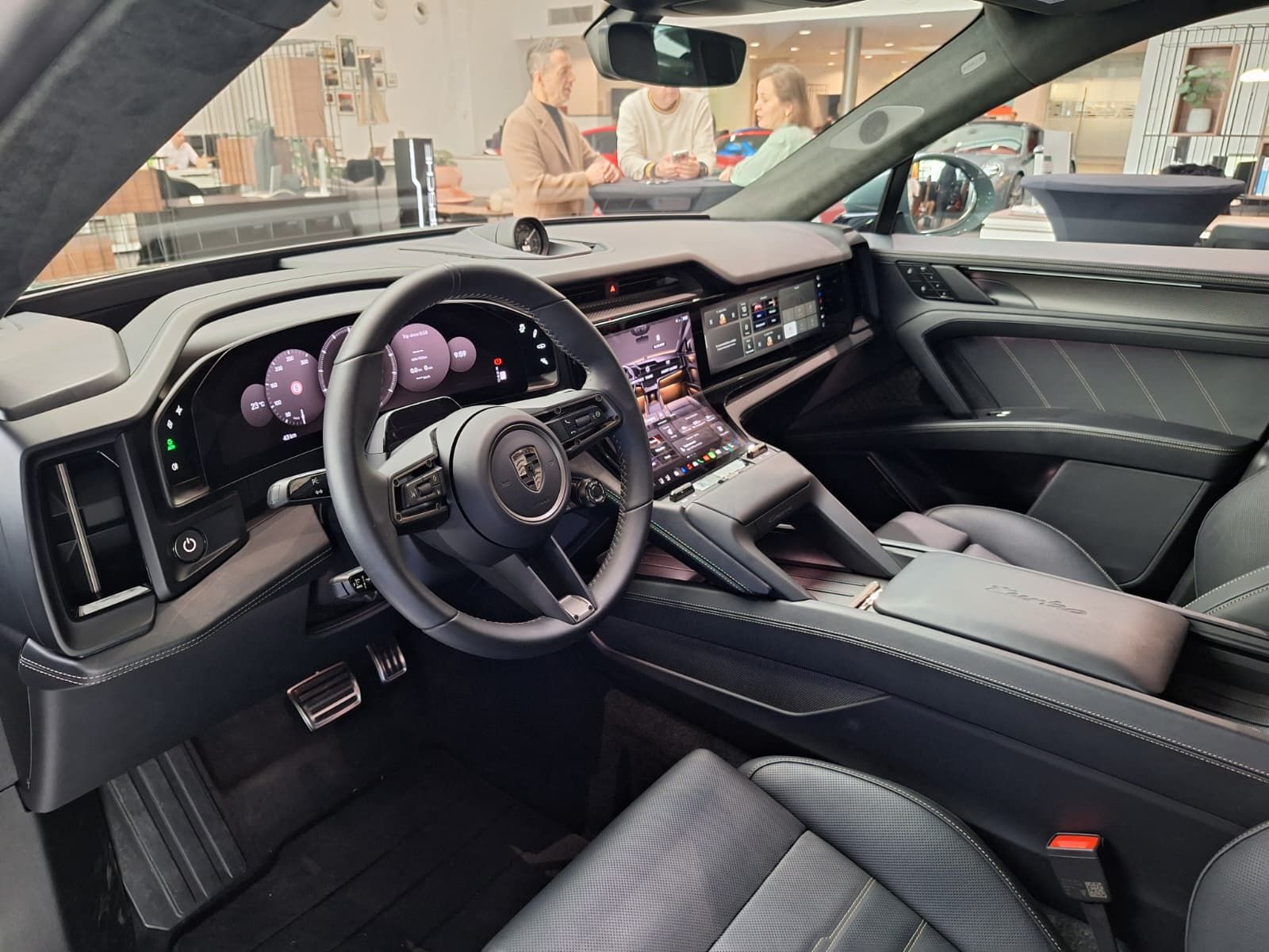 FOTO | Noul Porsche Cayenne Turbo Electric a ajuns la București. Ce secrete ascunde cel mai puternic Porsche din istorie - Poza 20