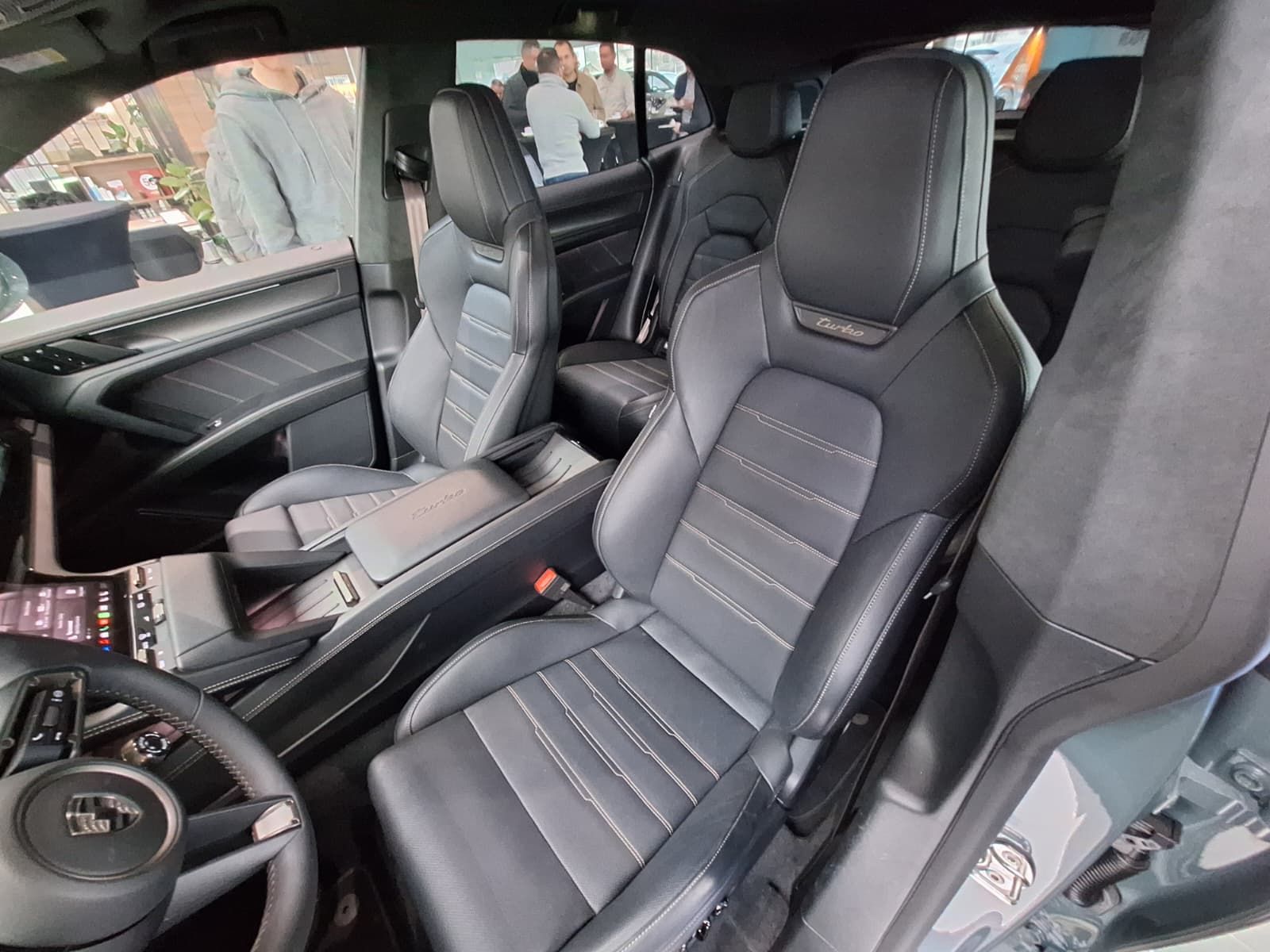 FOTO | Noul Porsche Cayenne Turbo Electric a ajuns la București. Ce secrete ascunde cel mai puternic Porsche din istorie - Poza 22