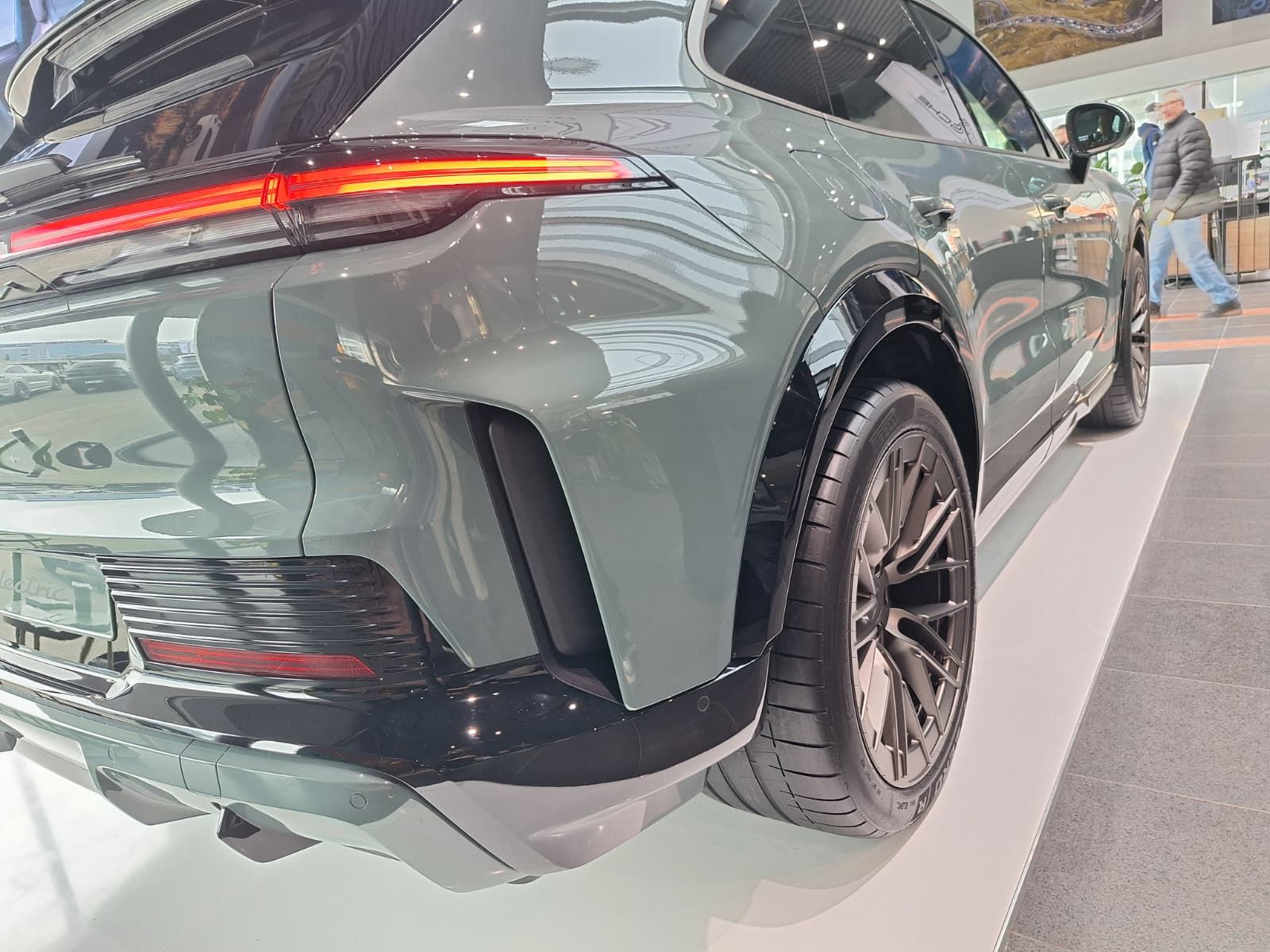 FOTO | Noul Porsche Cayenne Turbo Electric a ajuns la București. Ce secrete ascunde cel mai puternic Porsche din istorie - Poza 19