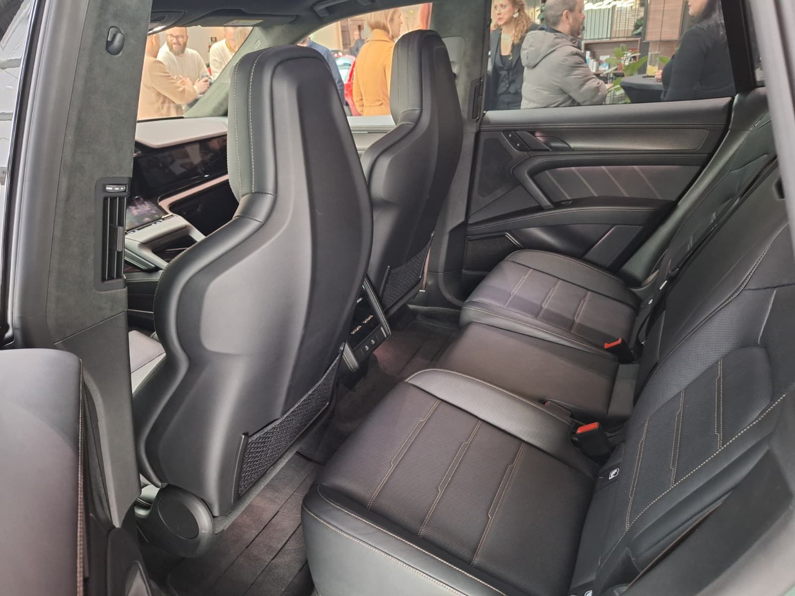 FOTO | Noul Porsche Cayenne Turbo Electric a ajuns la București. Ce secrete ascunde cel mai puternic Porsche din istorie - Poza 25