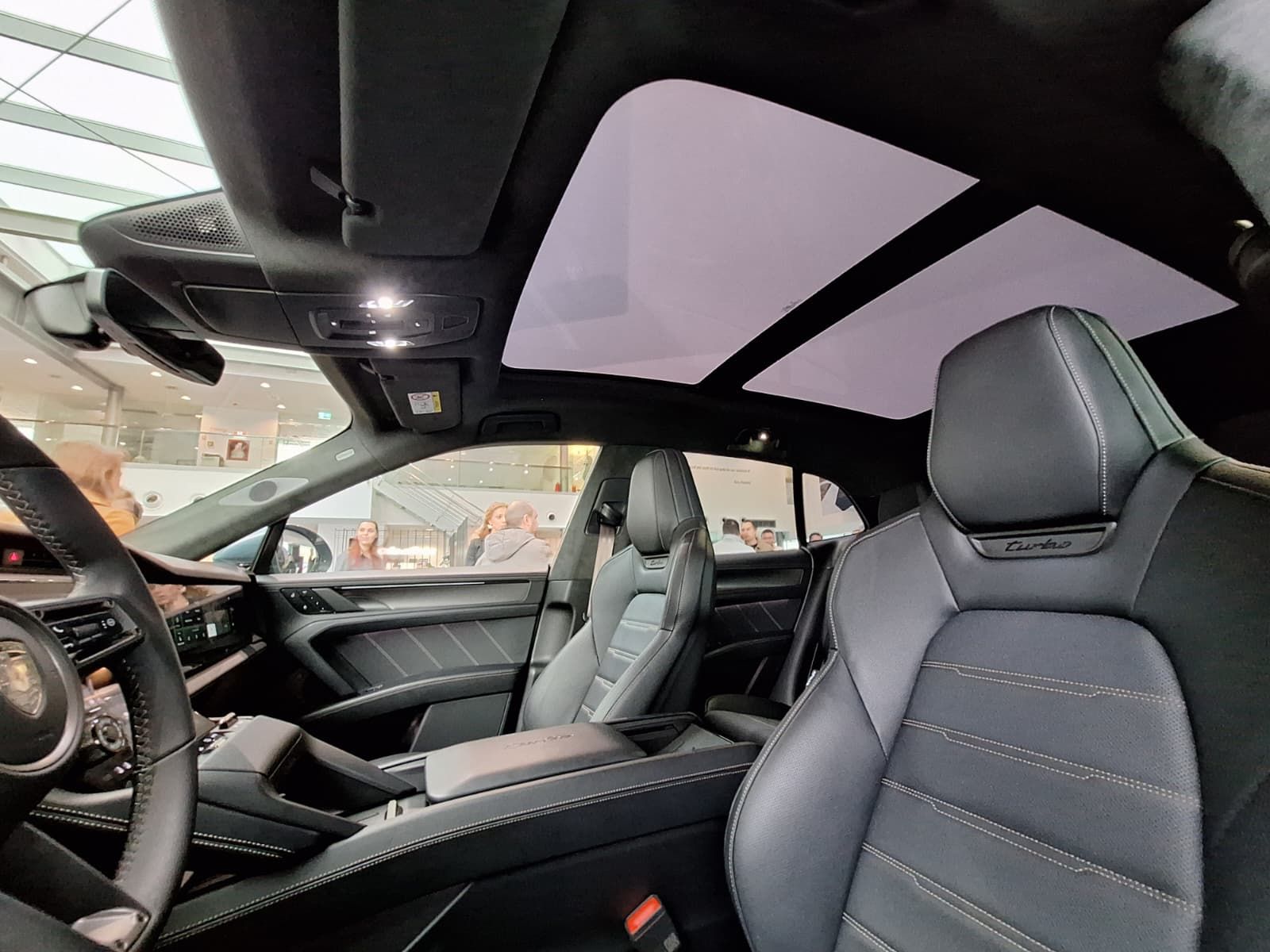 FOTO | Noul Porsche Cayenne Turbo Electric a ajuns la București. Ce secrete ascunde cel mai puternic Porsche din istorie - Poza 26
