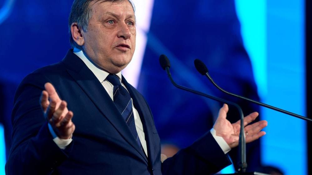 UPDATE. Crin Antonescu spune că exclude creșterea TVA, dar că avionul prezidențial rămâne plătit din buget/ Acesta vrea un tratat de securitate cu Franța și UK