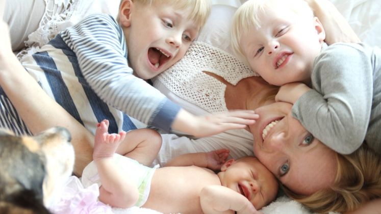 Stau acasa cu copiii si primesc bani de la stat: topul celor mai mari indemnizatii pentru mame, acordate in 2016