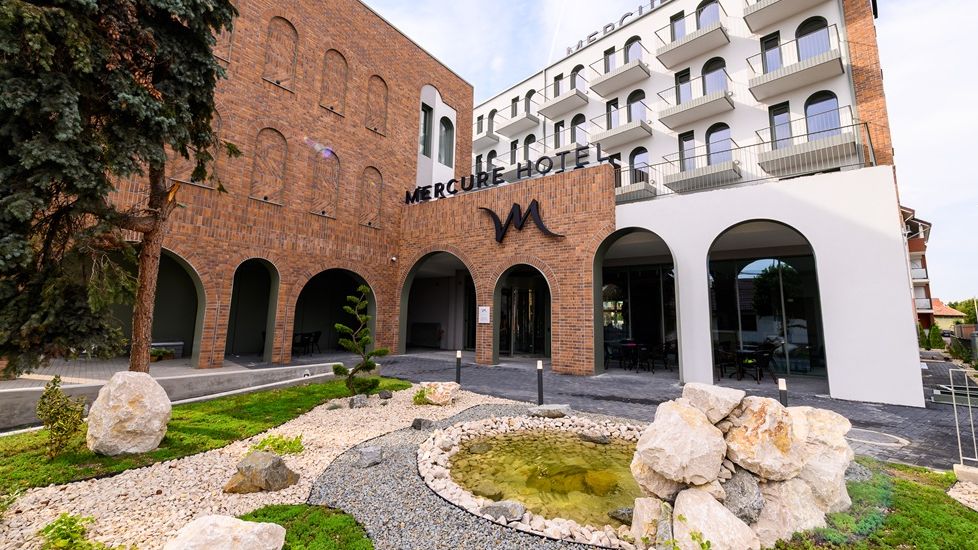 FOTO | Se deschide primul hotel internațional din Alba Iulia