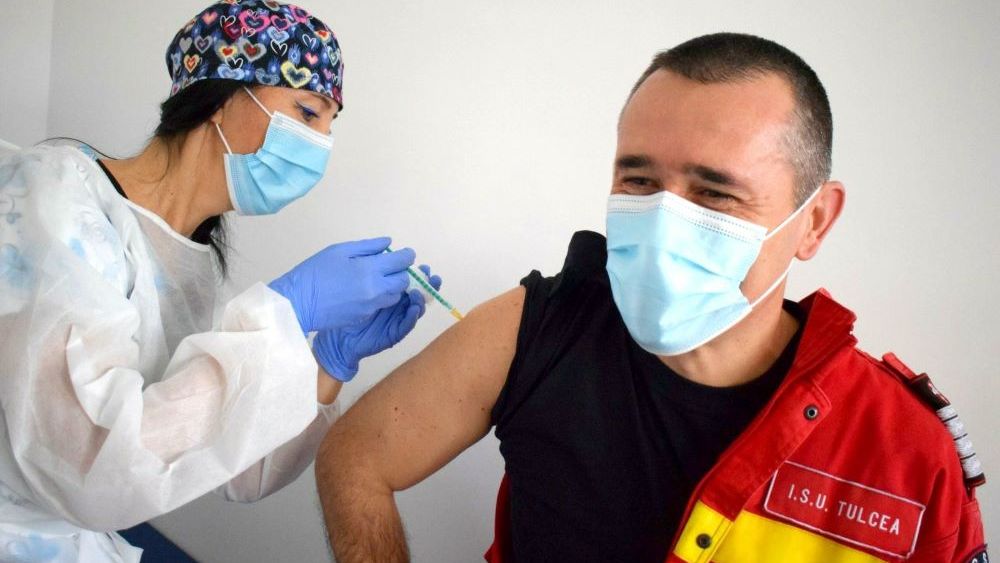 Vaccinarea ne scutește de măsura carantinării la întoarcerea în România