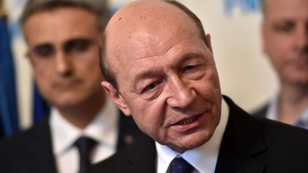 Băsescu: Trump, pe cale să îşi facă ţara praf şi pulbere