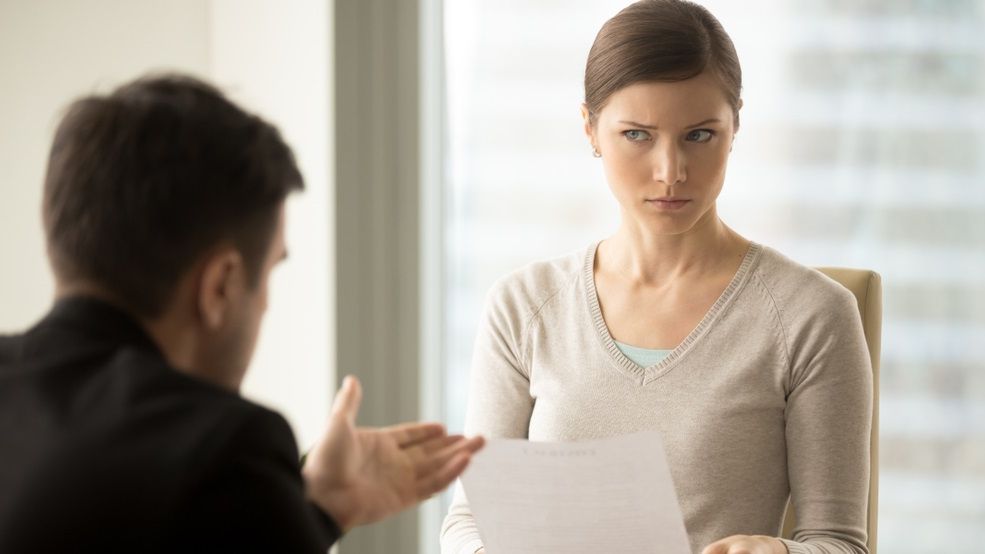 Fraudă la o bancă din România. Doi angajați ar fi furat bani din conturile unui vârstnic