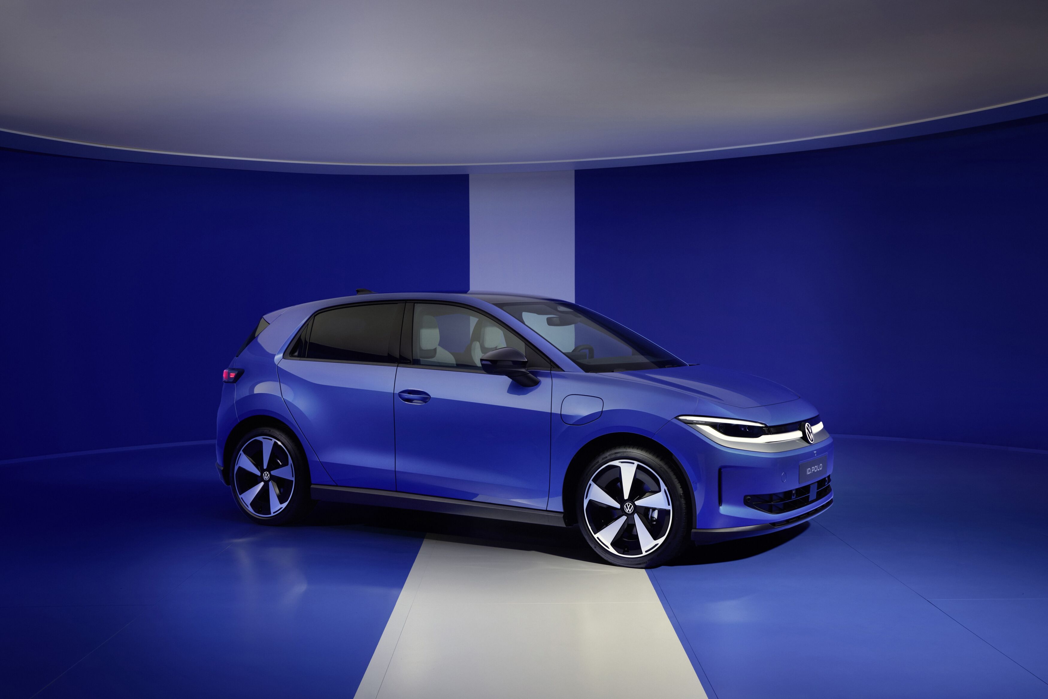 FOTO | Volkswagen intră în „arena” mașinilor electrice ieftine cu ID.Polo. Cât va costa modelul și când va ajunge în România - Poza 2