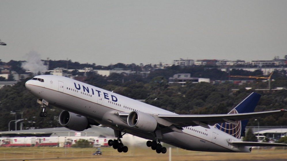 O mare companie aeriană își OBLIGĂ angajații să se vaccineze