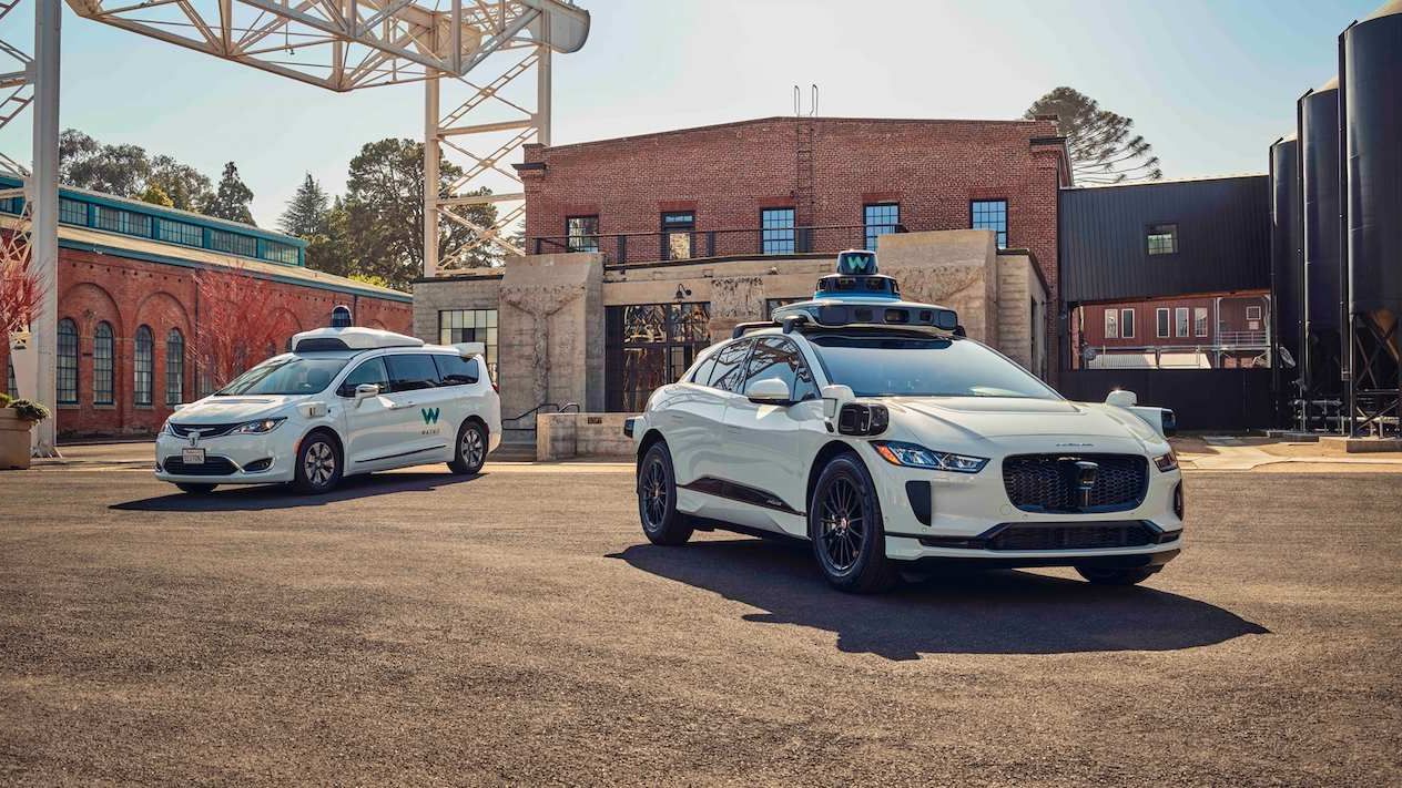 Trăim în viitor: Un polițist a tras pe dreapta o mașină fără șofer