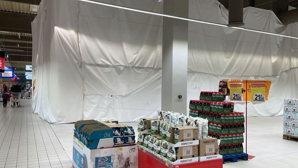 Carrefour s-a răzgândit și închide 4 magazine Cora Urban. Între timp, competitorii vor să se extindă