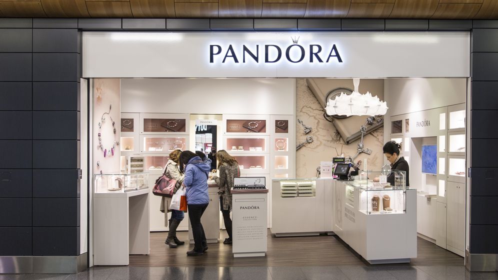 La ce forme de bijuterii vrea Pandora să recurgă pentru a-și cuceri tinerii clienți