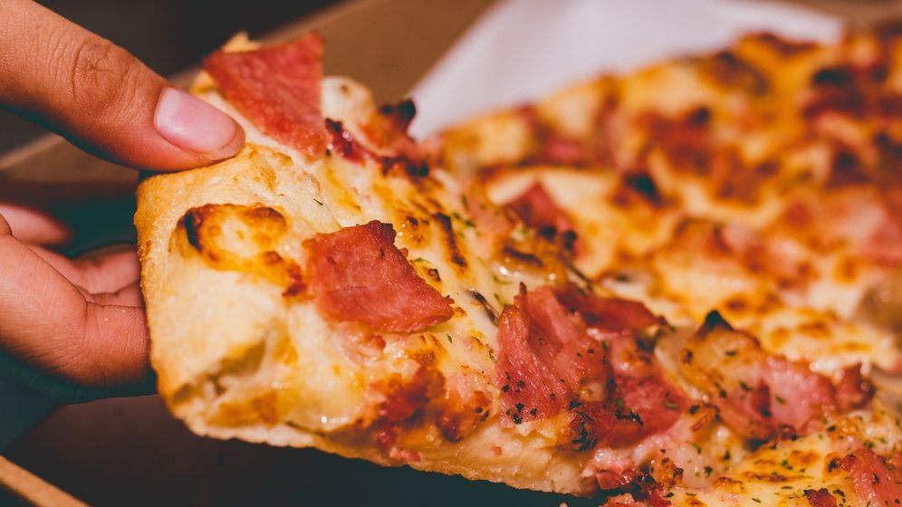 Pizza congelată cu metale, restrasă din mai multe supermarketuri din România