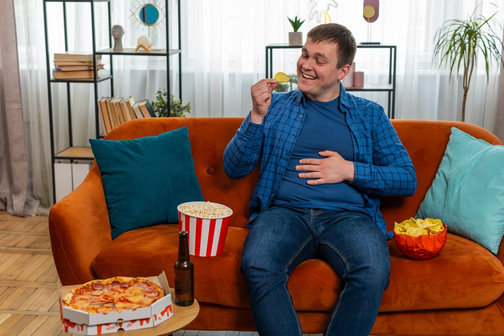 De ce mâncăm chipsuri și pizza după ce bem alcool. Explicația cercetătorilor