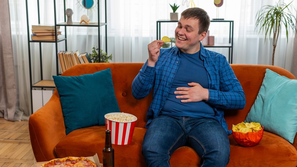 De ce mâncăm chipsuri și pizza după ce bem alcool. Explicația cercetătorilor