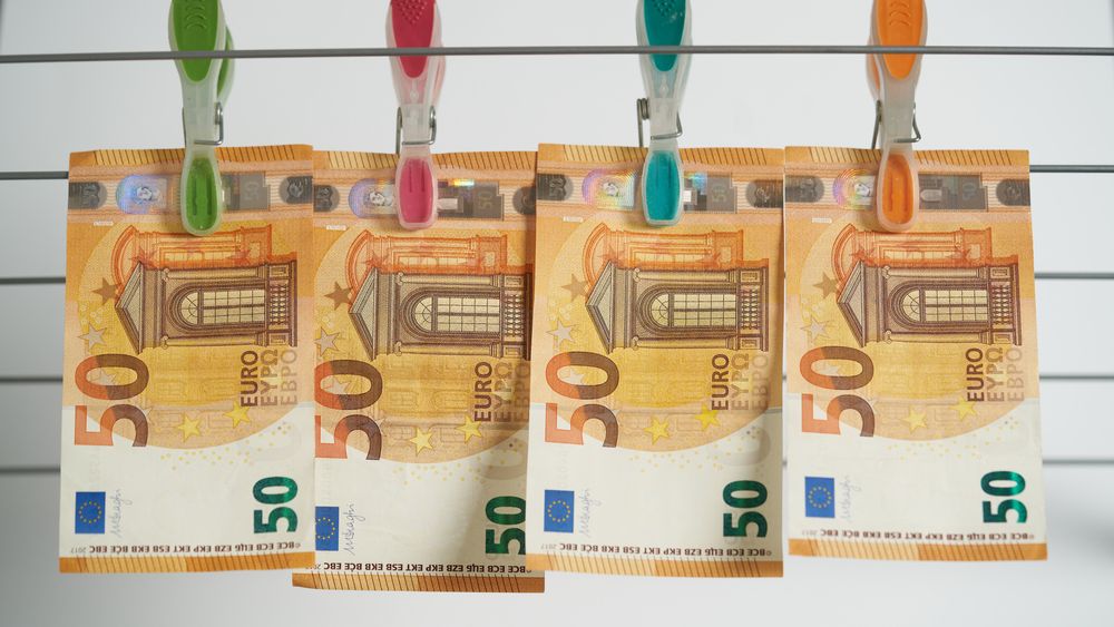 O bancă din București a încasat bancnote false în valoare de 240.000 euro